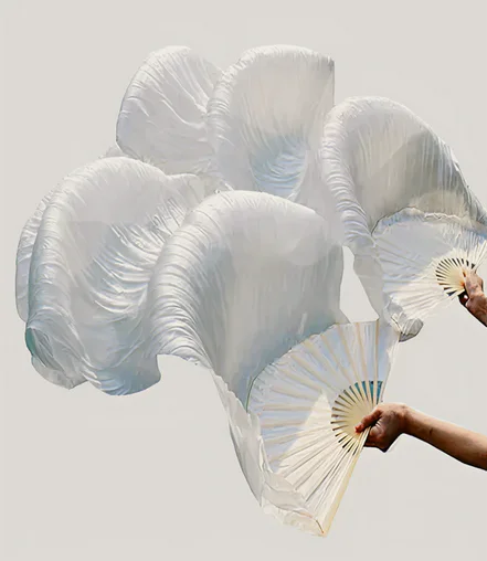 Пара у магазина цветов.