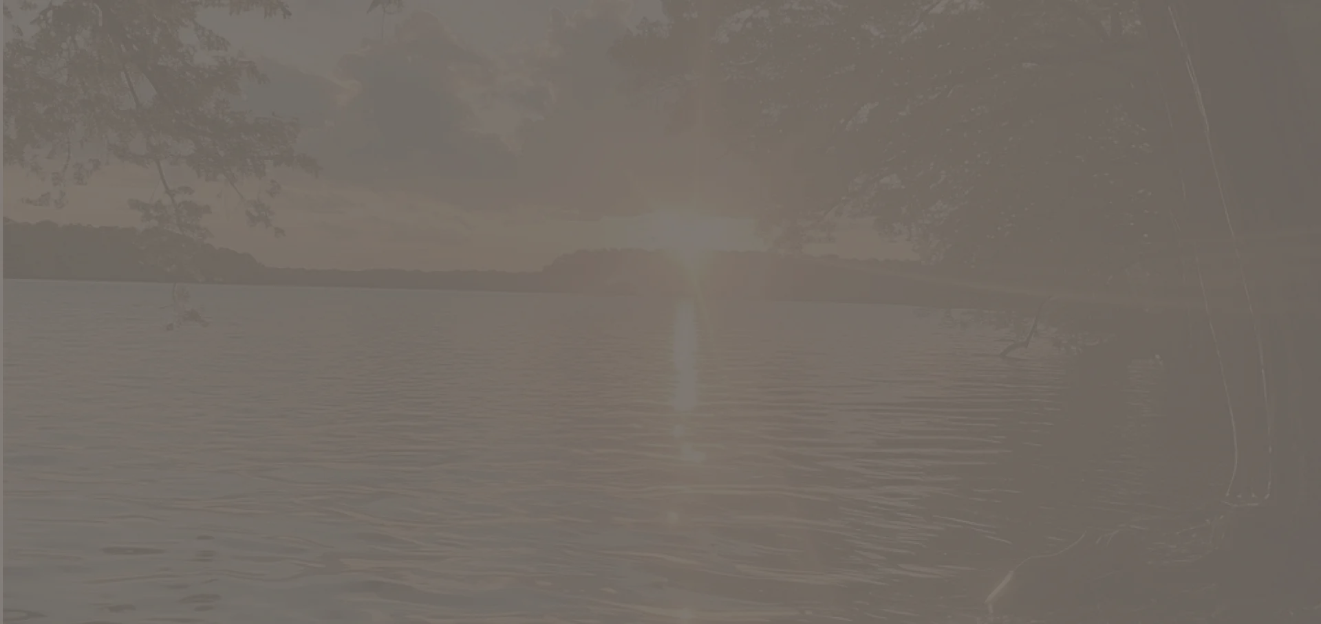 Река на фоне заката.