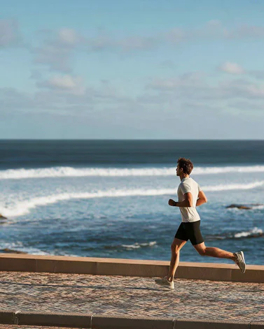 Бегун у воды.